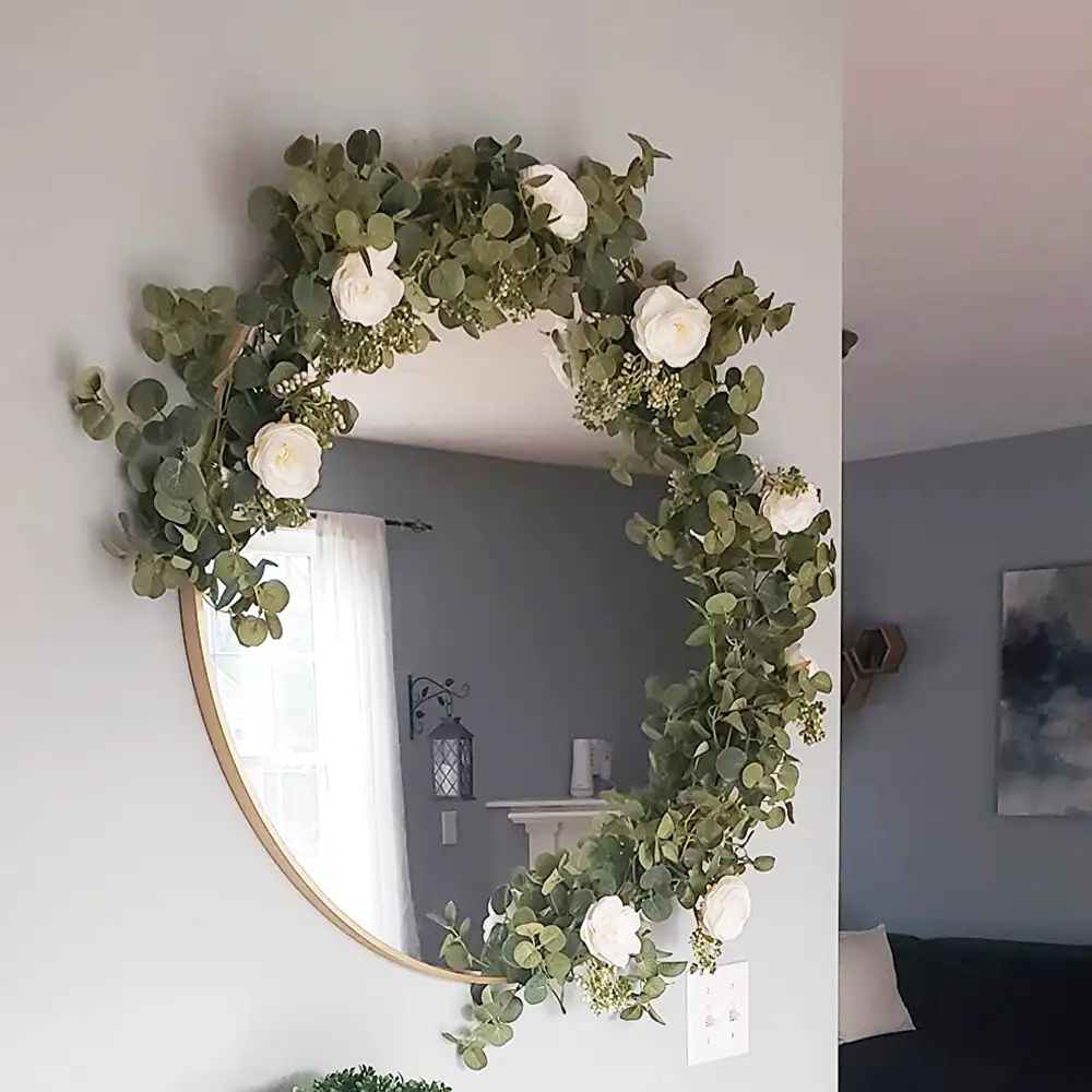 How to decorate a mirror for Christmas